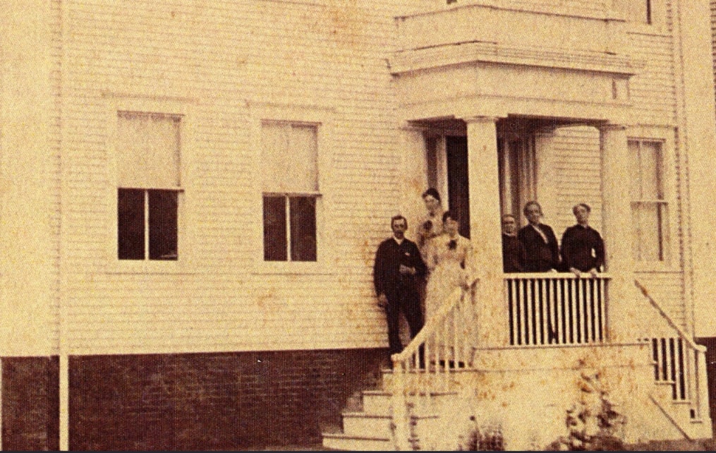 Photo: Nantucket residents on the steps of the Simpson House, Nantucket, Massachusetts, 12 August 1886. Credit: Nantucket Historical Association.