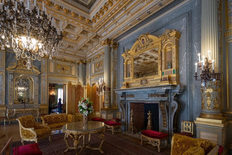 Photo: the music room of the “Breakers,” the Vanderbilt mansion in Newport, Rhode Island, a symbol of the Gilded Age. Credit: xiquinhosilva; Wikimedia Commons.