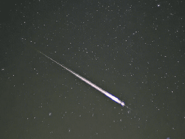 Photo: a meteor during the peak of the 2009 Leonid Meteor Shower. The photograph shows the meteor, afterglow, and wake as distinct components. Credit: Navicore; Wikimedia Commons.