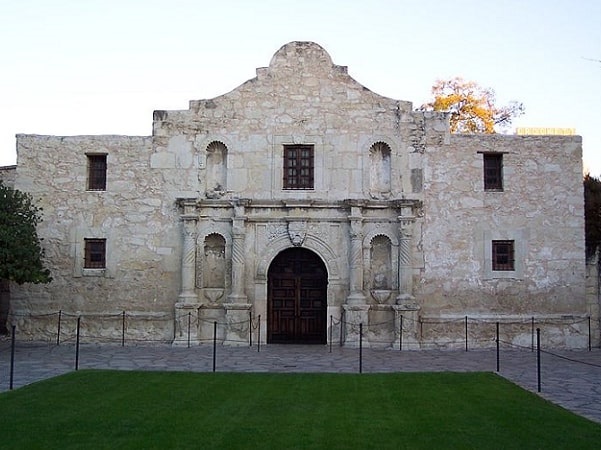 Photo: the Alamo, San Antonio, Texas. Credit: Cqui; Wikimedia Commons.