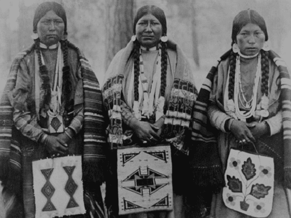 Photo: three Native American women, holding beaded bags, Warm Springs Indian Reservation, Wasco County, Oregon, c. 1902. Credit: Library of Congress, Prints and Photographs Division