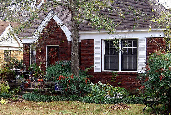 Photo: the 980-sq. ft., one-story house in the Hillcrest neighborhood of Little Rock where Hillary Rodham and Bill Clinton lived from 1977–1979 while he was Arkansas Attorney General. Credit: Wasted Time R; Wikimedia Commons.