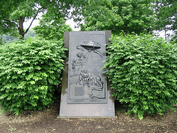Photo: plaque commemorating Orson Welles' "War of the Worlds" radio broadcast in Township of West Windsor, New Jersey. Credit: ZeWrestler; Wikimedia Commons.