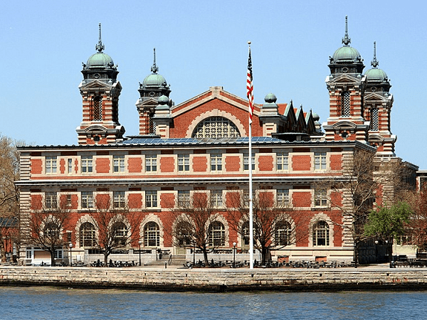 Photo: Ellis Island, main building. Credit: ngfbruno; Wikimedia Commons.