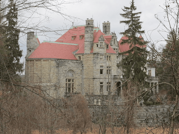 Photo: Searles Castle, Great Barrington Massachusetts. Credit: John Phelan; Wikimedia Commons.