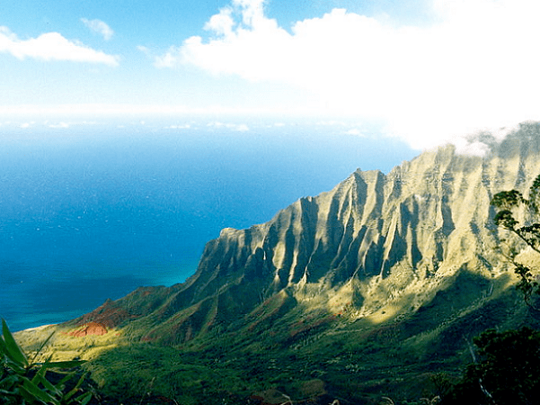 Nā Pali Coast State Park, Kauaʻi, Hawaii. Credit: Jeff Kubina; Wikimedia Commons.