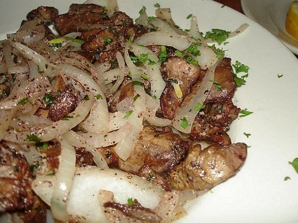 Photo: chicken livers and onions. Credit: Joe Foodie; Wikimedia Commons.