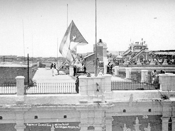 Photo: raising the Cuban flag on the Governor General's Palace at noon on 20 May 1902. Credit: Wikimedia Commons.
