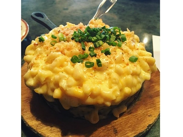 Photo: macaroni and cheese. Credit: Texasfoodgawker; Wikimedia Commons.
