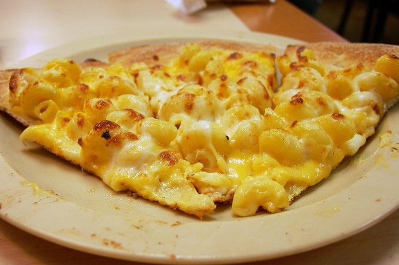 Photo: two American favorites in one: macaroni and cheese pizza