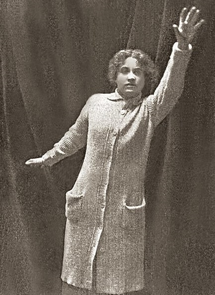 Photo: Dorothy Gibson in a promotional photo for “Saved from the Titanic” (1912), dressed in the same sweater she wore the night of the sinking