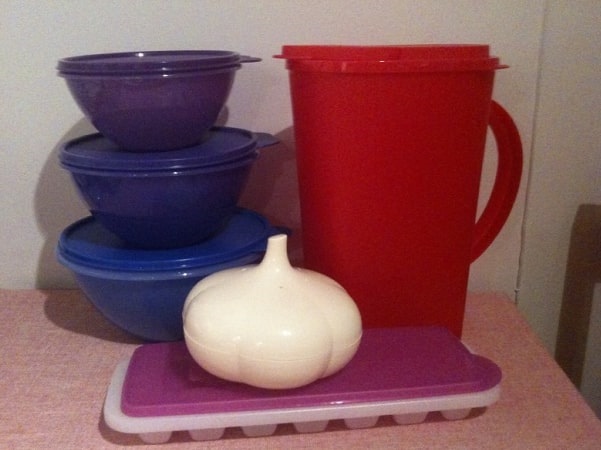Photo: Tupperware containers from 2011. Credit: OttawaAC; Wikimedia Commons.