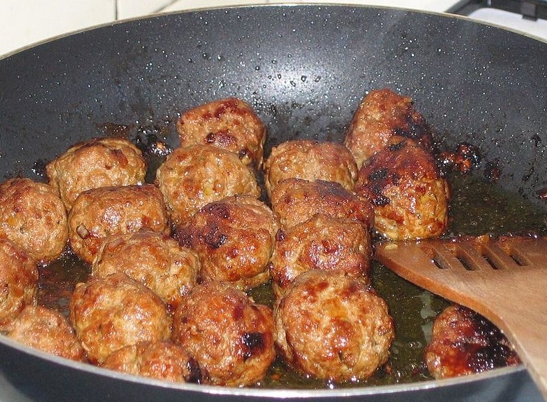 Photo: meatballs being cooked. Credit: Fruggo; Wikimedia Commons.