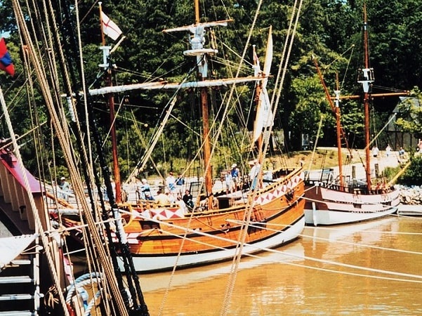 Photo: the pier at Jamestown with reproductions of the three ships that arrived at Jamestown in 1607: the “Susan Constant,” “Godspeed,” and “Discovery.” Credit: NOAA Photo Library; Wikimedia Commons.