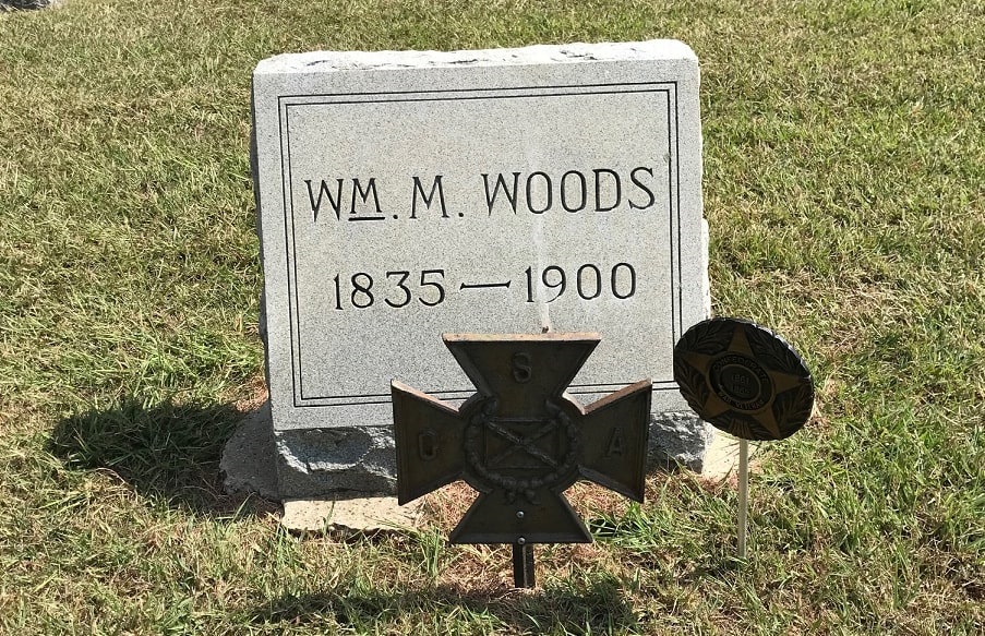 Photo: Confederate metal markers on a grave at the IOOF (Independent Order of Odd Fellows) Cemetery in Denton, Texas