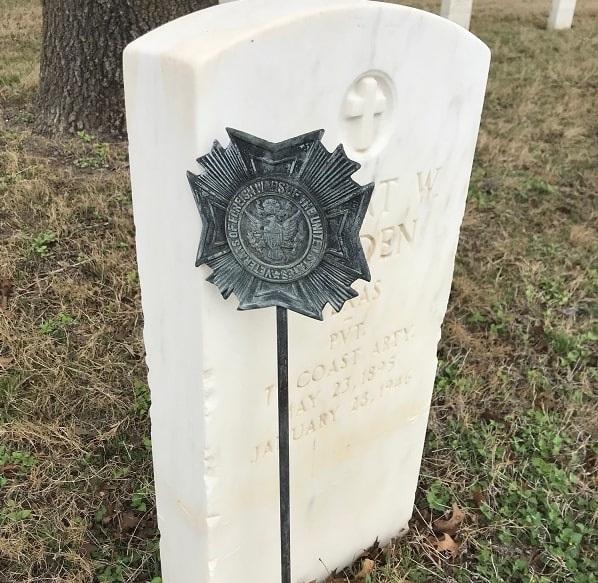 Photo: gravestone with a “Veterans of Foreign Wars” metal marker at the Kerrville National Cemetery in Kerrville, Texas