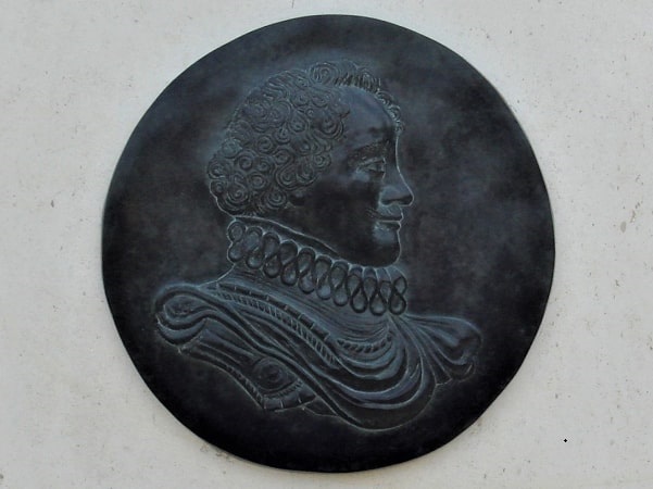 Photo: a medallion of George Washinton's ancestor Nicolas Martiau on a statue of Washington located in the garden behind the Ernest Cognacq Museum in Saint Martin de Ré, France. Credit: Wikimedia Commons.