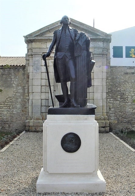 Photo: statue of George Washington, with a medallion of his ancestor Nicolas Martiau, located in the garden behind the Ernest Cognacq Museum in Saint Martin de Ré, France. The monument was inaugurated on 11 October 2007 by the ambassador of the United States to France. The filiation between the two men is described on the monument. Credit: Wikimedia Commons.