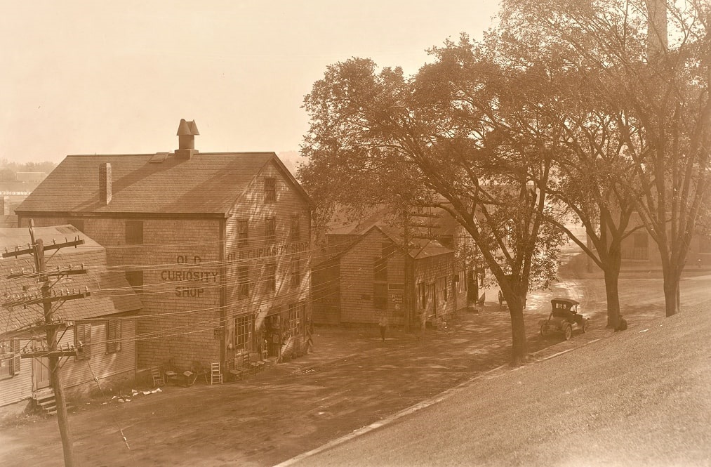 Photo: a street view of Plymouth, Massachusetts, including the “Old Curiosity Shop” operated by Winslow Brewster Standish, taken by Edward P. McLaughlin, Plymouth Collection. Courtesy of Public Library, Digital Commonwealth.