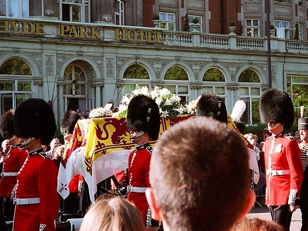 Photo: Princess Diana's coffin, draped in the royal standard with an ermine border, borne through the streets of London on its way to Westminster Abbey, 6 September 1997. Credit: PaddyBriggs; Wikimedia Commons.