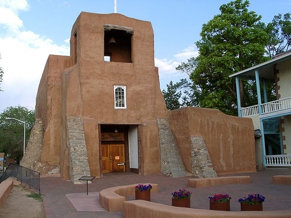 Photo: San Miguel Chapel, built in 1610 in Santa Fe, New Mexico, is the oldest church structure in the United States. Credit: Pretzelpaws; Wikimedia Commons.