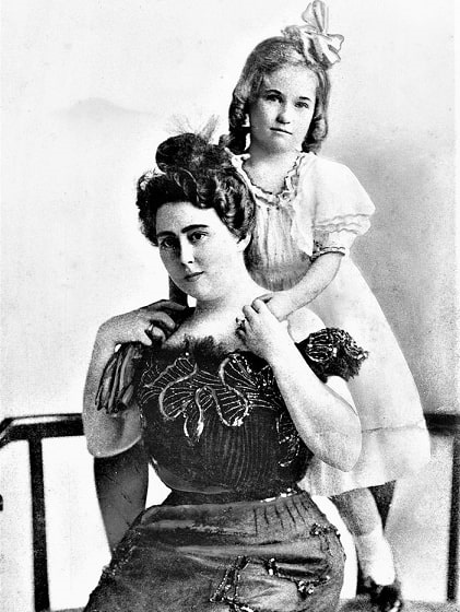 Photo: Wallis Warfield and her Aunt Bessie (Montague) Merrymann. Courtesy of K. P. Fieffer, a descendant.