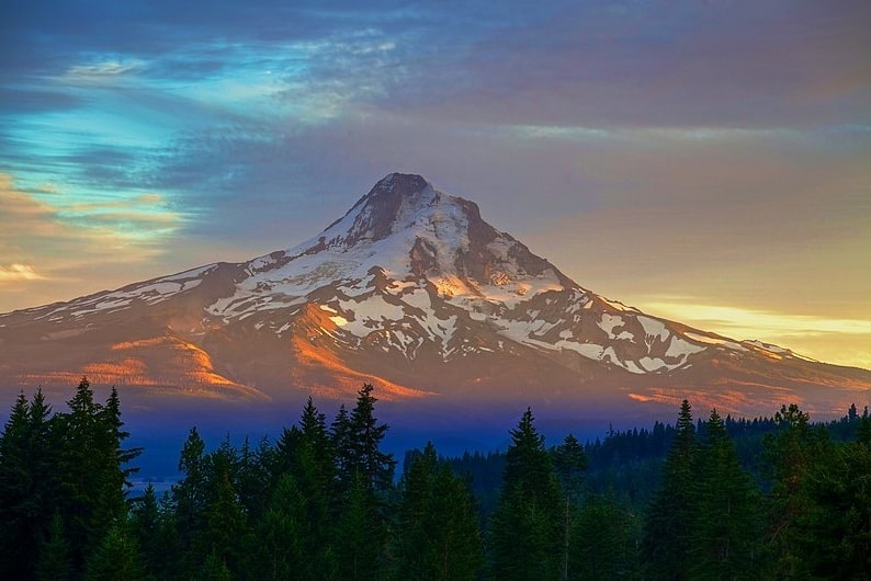Photo: Mount Hood is the highest peak in Oregon. Credit: Zach Dischner; Wikimedia Commons.