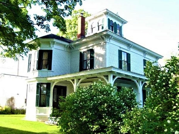 Photo: Winslow House, 129 Union Street, Woodstock, New Brunswick, E7M, Canada. Purchased by Carleton County Sheriff John Norman Wentworth Winslow in 1887, the house remains in the Winslow family today. They were direct descendants of Edward Winslow, prominent New Brunswick Loyalist, and Governor Edward Winslow of the Plymouth Colony, Massachusetts. Courtesy of Canada's Historic Places website.