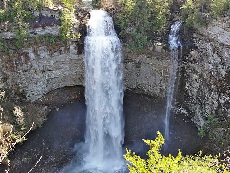 Photo: Fall Creek Falls, the tallest waterfall in the eastern United States (256-foot-tall sheer drop), is located on the Cumberland Plateau (Coon Creek Falls to the right). Credit: Jsfouche; Wikimedia Commons.