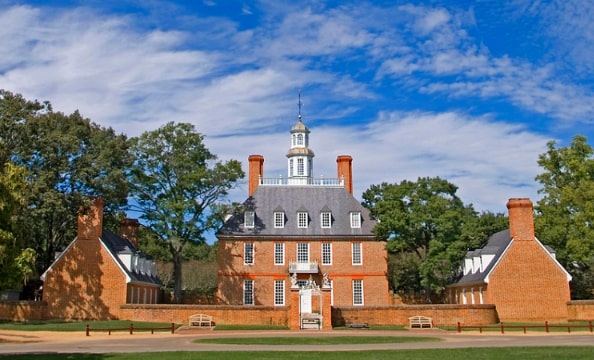 Photo: the Governor’s Palace in Williamsburg, Virginia. Credit: Ron Cogswell; Wikimedia Commons. Credit: King of Hearts; Wikimedia Commons.