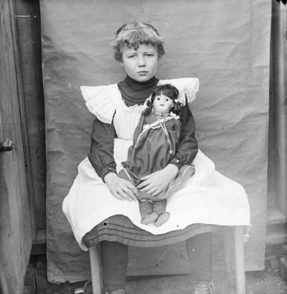 Photo: a girl with a doll in the 1900s in Denver, Colorado. Credit: Denver Public Library Photoswest; Wikimedia Commons.