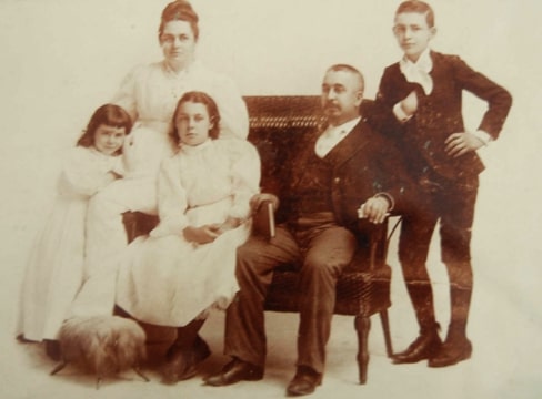 Photo: Charles Edward Ilsley (1842-1914) with family: wife Sarah Swanson Godlove Ilsley; daughters Charlotte (left) and Emily (right); and son Frank P. Ilsley. Credit: Joplin Wistar private collection, Vermont.