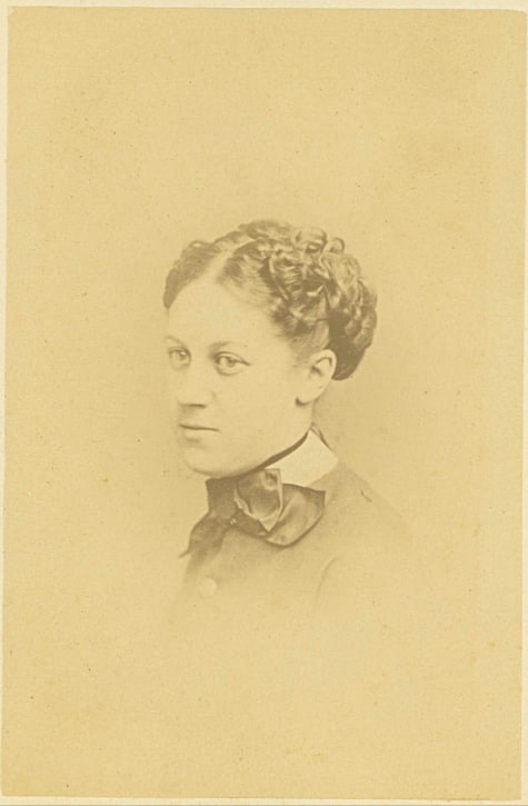 Photo: Mary Swift (Coffin) Carlisle, c. 1876. Studio: H.G. Smith, Studio Building, Boston Publisher. Credit: Nantucket Historical Association.