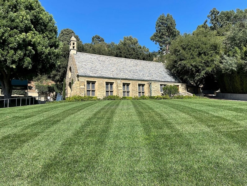 Photo: the Wee Kirk o’ the Heather chapel at Forest Lawn Memorial Park in Glendale, California. Credit: FLgruiz; Wikimedia Commons.