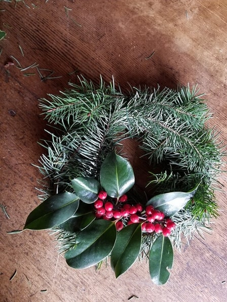 Photo: evergreen wreath with a sprig of holly and red berries. Credit: National Park Service; Wikimedia Commons.