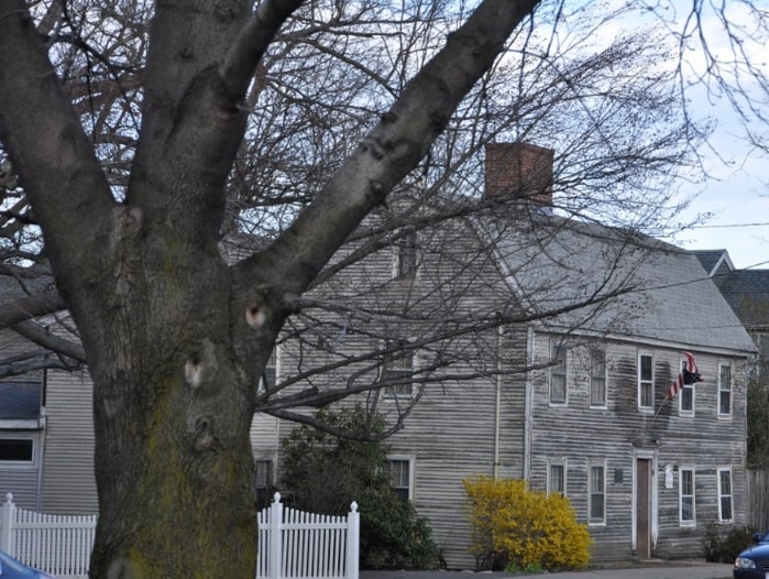 Photo: the John Southwick House, 151 Lowell Street, Peabody, Massachusetts. Credit: Magicpiano; Wikimedia Commons.