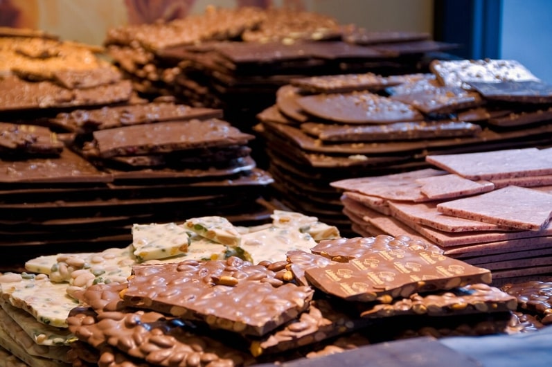 Photo: barks made of different varieties of chocolate, Läderach chocolates, Läderach store in Zurich, Switzerland. Credit: bigbirdz; Wikimedia Commons.